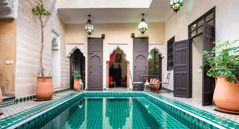 Décoration marocaine autour piscine Riad à Marrakech